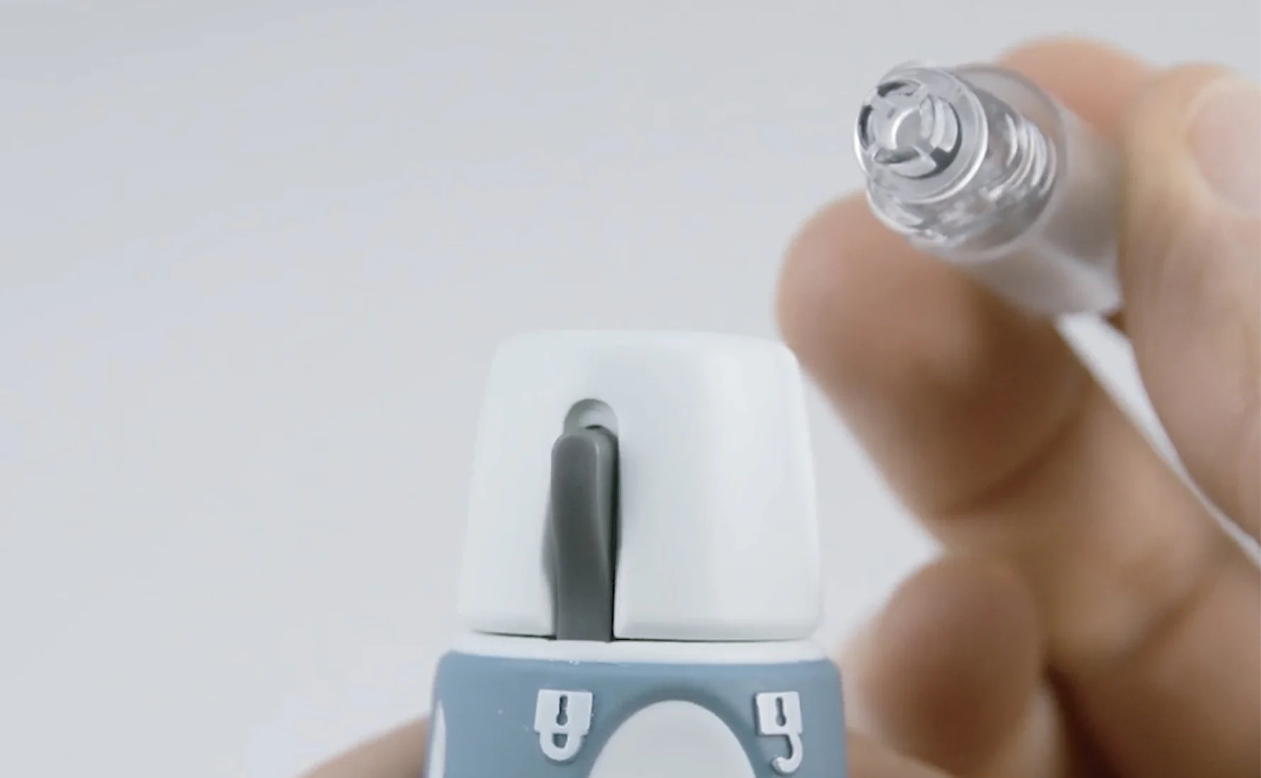 Carregar vídeo: O que fazer se você tiver dificuldades para instalar o bocal?